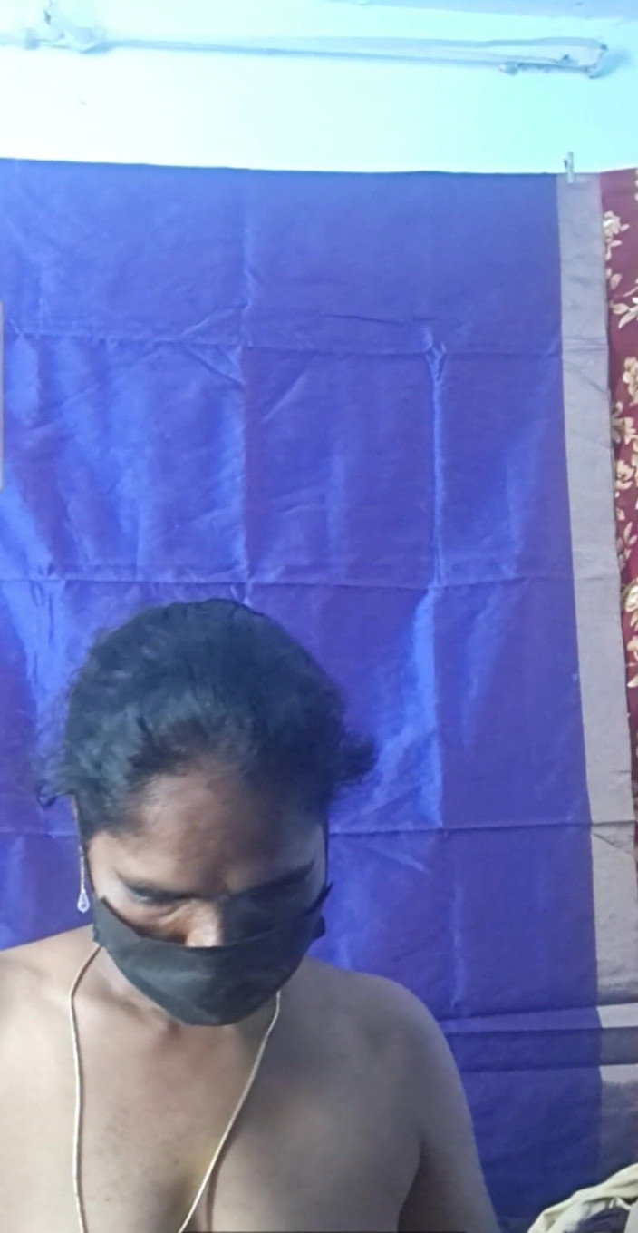 Jayaselvi: Видеозвонок индийской тамильской деревни обнаженной тетушки на все тело