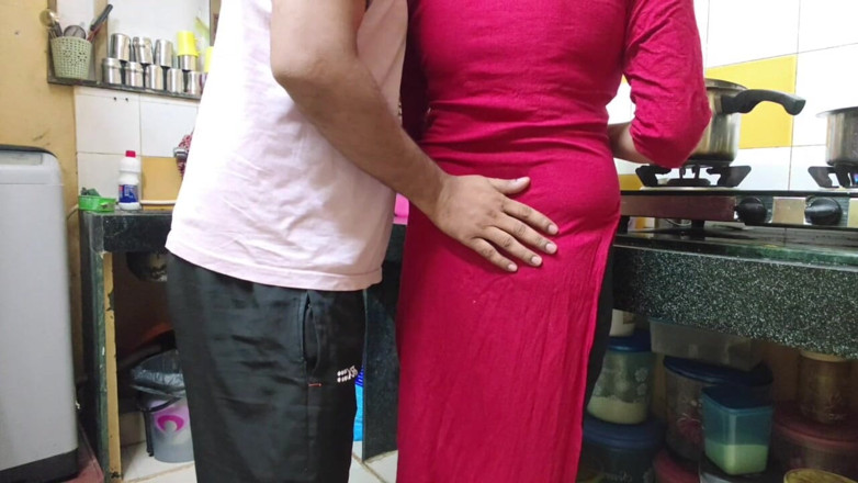 Sexy baby girl: Bhabhi ko khana banane nhi diya devar ji ne kichen...