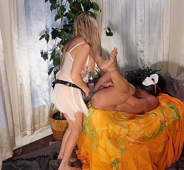 Peggingprincess: 与domsluts超大的裸体假阳具的去时间