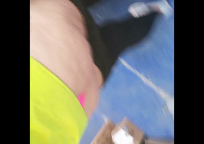 Kitty Queen: Piscando no Armazém para os Meninos - bunda gordinha e peitos
