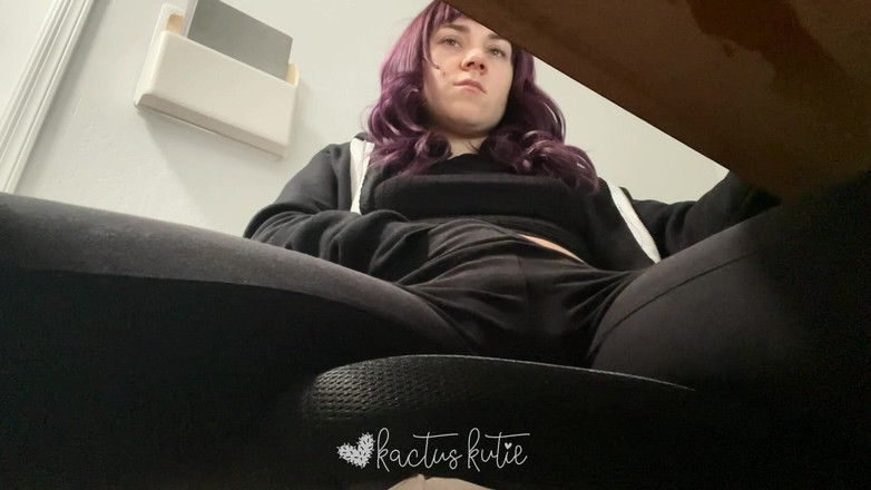 kactus kutie: 직장에서 펜으로 자위