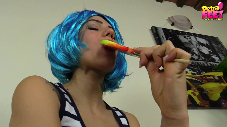 Foot Fetish HD: Petra plays with balloons and her feet
