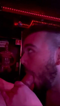 Elle s’occupe d’un beau-père excité dans un club