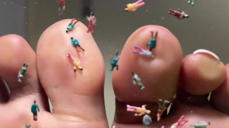Pink Foxx: Foxx giantess chơi chân màu hồng