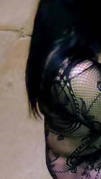 Sexo duro en el sofá para una morena caliente montando una preñada