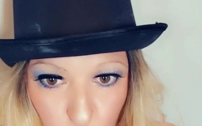 Livie Blainn: Güzel nostaljik şapka ve kendini sikiş