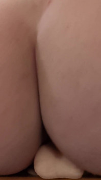 Guardami cavalcare il mio dildo naturale da entrambi i lati