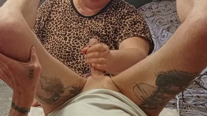 Zona901: Grannen leker med min kuk med munnen och händerna tills...