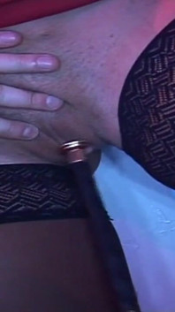 Madura loira gata devorada em wild club gangbang orgia
