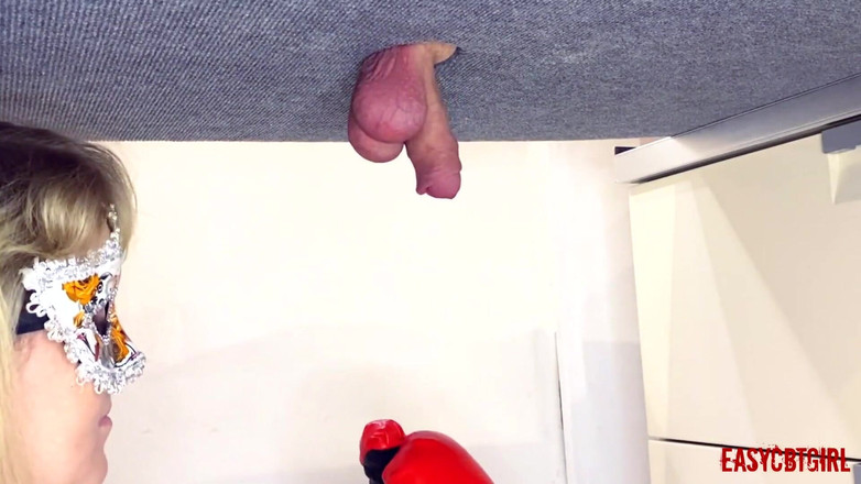 AnnyCandyPainboy: Paní boxuje ve svých otrokových koulích easycbtgirl