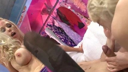 Hot Girlz: Nadržený kámoš šuká dvě sexy blondýnky teen se sexy zadkem