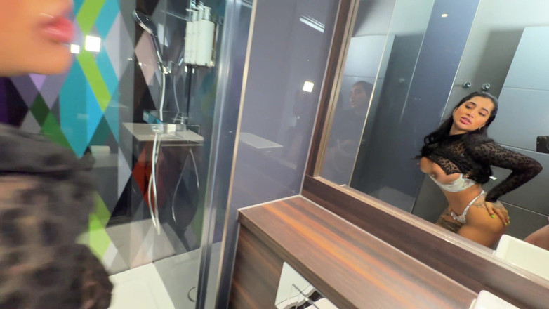 Yasmina Khan: Danny d kontolku di toilet umum