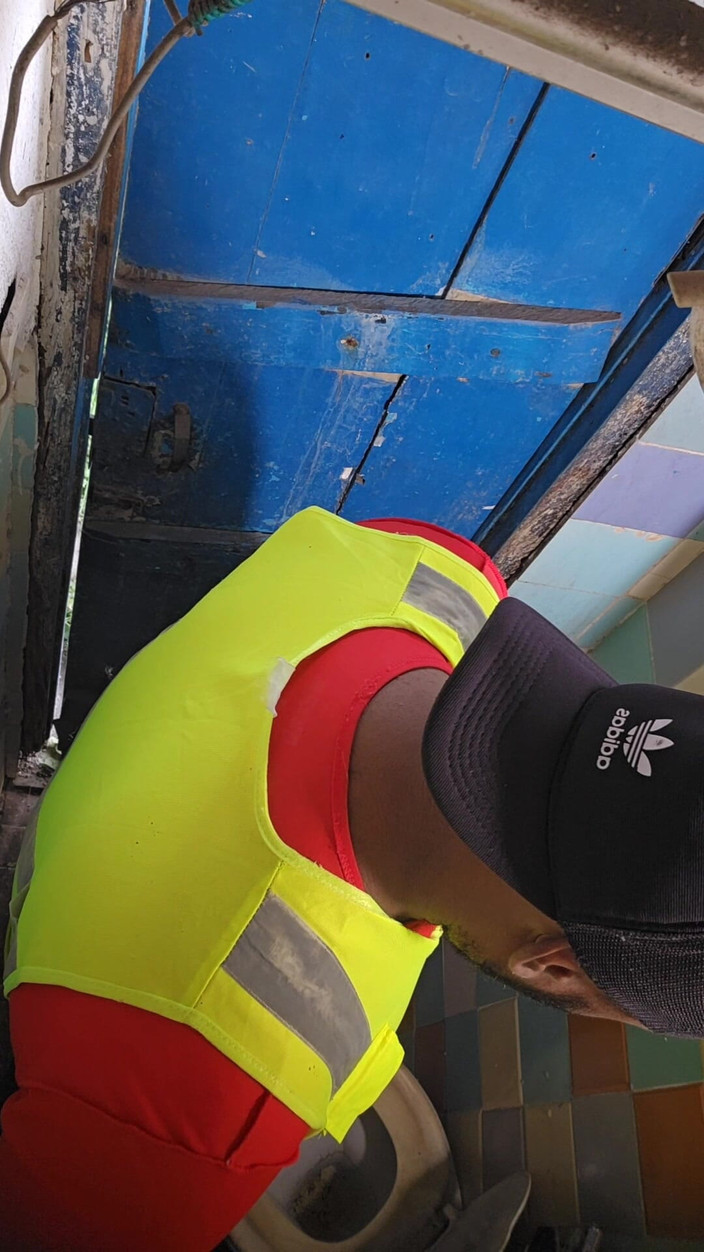 SEX GAY AMATEUR: 员工在工作厕所里操我的屁眼