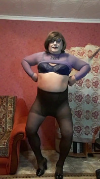 Sissy Irene trekt haar panty uit en streelt zichzelf