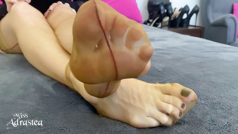 Miss Adrastea: Snažte se nestříkat, nylonslut!