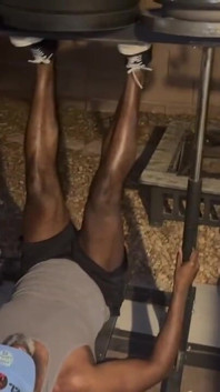 Moi et mon pote avons fait un entraînement rapide des biceps et des mollets après que Vegas a gagné hier soir