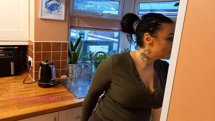 Lustful Libertines: İşemek için çaresiz ve tüm banyolar dolu