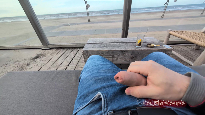 GayKinkCouple: Riskantní wank na pláži
