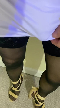 Crossdressing Madison CD kompilace ve spodním prádle a punčochách a podpatcích Se předvádí