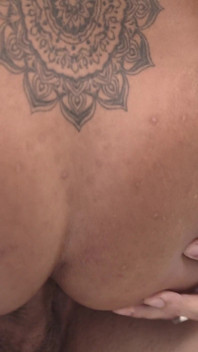 Den unga styvdottern med sin heta fitta och hennes stora kuk styvfar galen om att knulla henne hårt
