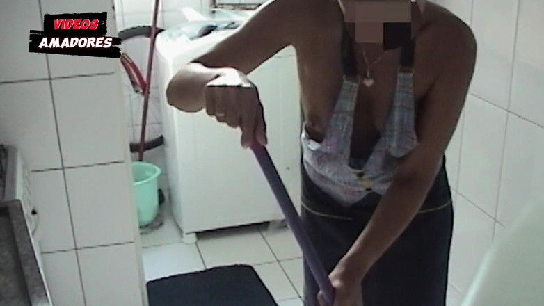 Amateurs videos: Pembantu difilmkan bekerja telanjang