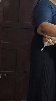 Sexy Bhabi in blauwe saree, saree verwijderen om hier sexy mollig lichaam te laten zien. Grote baas en kont