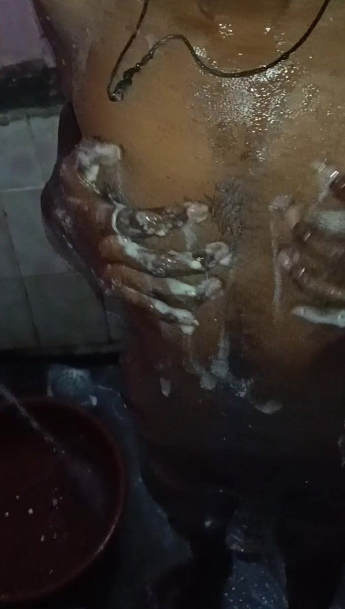 Arvind6355: Užijte si koupání v koupelně se studenou vodou