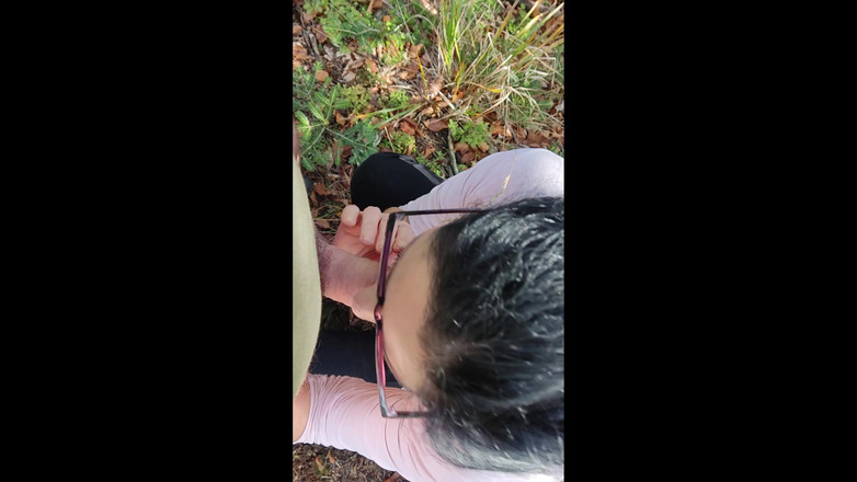 Toilet Mommy: La MILF Sexy Fa Un Bel Pompino All'aperto