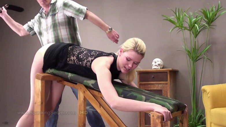 Spanking Server: Lizzy får hård remlektion