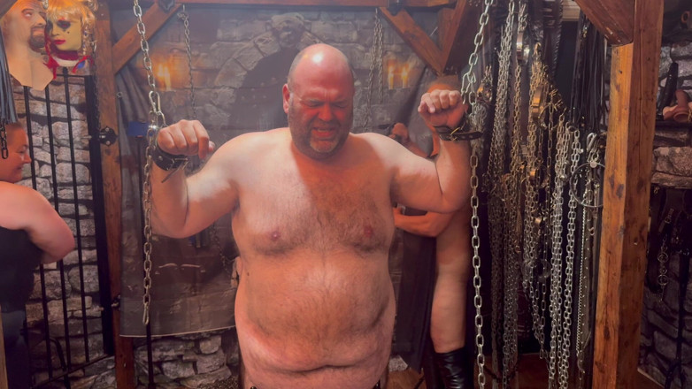 Aaexperiencesltd: Teil 2:- Domina satana bestraft Booboo in einer CBT-Klammer mit Brombeermilf