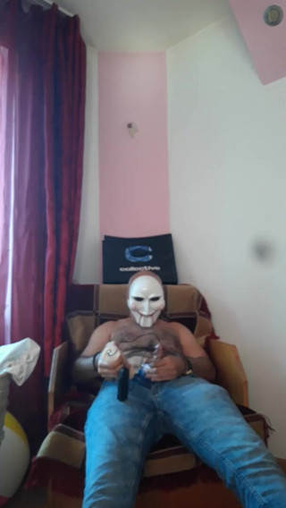 SingerMask: Mi sego sulla figa con un giocattolo e sulle mutandine...