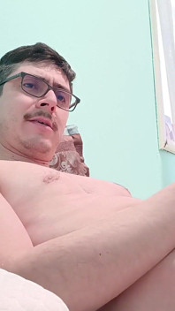 Un beau ringard se branle et éjacule sur thic milk