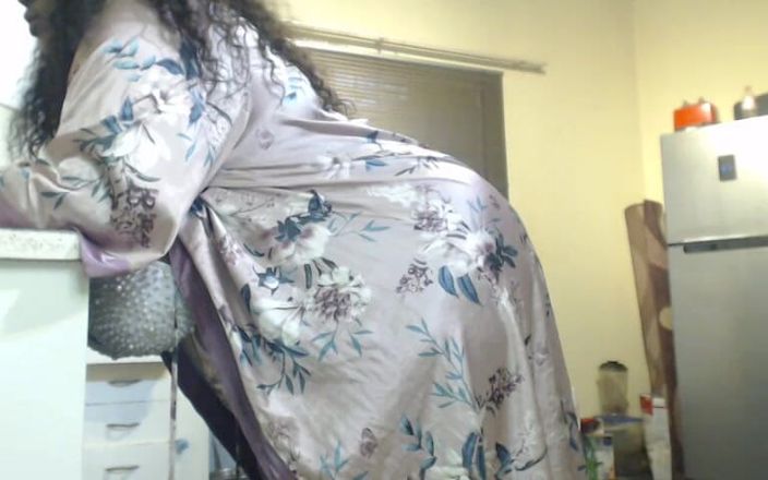 Legendary Booty Overdose: Afrikaanse stiefmoeder striptease en masturbeert bij then kitchen