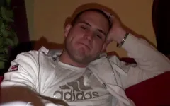 Feitsh tenisové podání se 2 šukači při běhání