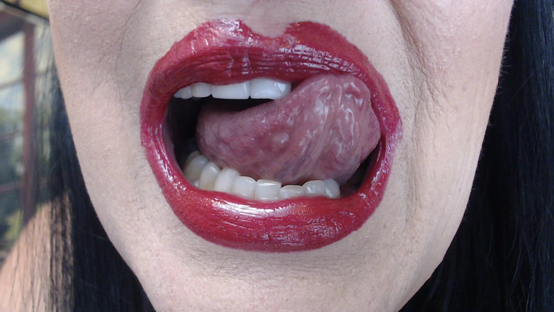 Abby Anna: Velké lesklé červené rty