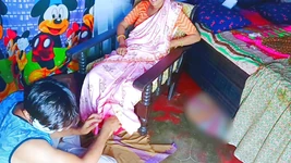 मालिश के दौरान देसी गृहिणी ने अपनी सेवा देने वाली के साथ बहकाया और हार्डक्रे चुदाई का लाभ उठाया