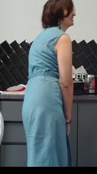 Olgun kadın milf (lyra red.isadora) parmağını göt deliğine soktu ve ardından yapay penisi yaladı