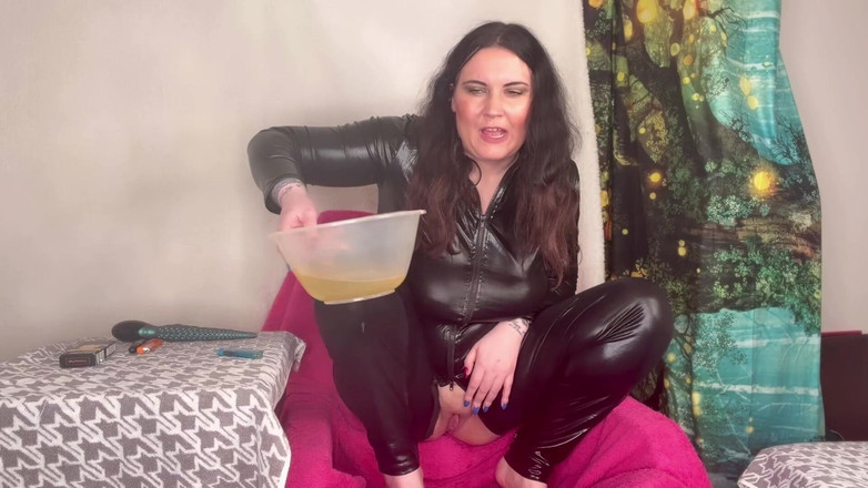 MissFFW: Domnișoara Ffw se ghemuiește pe scaun și se pișă într-un castron