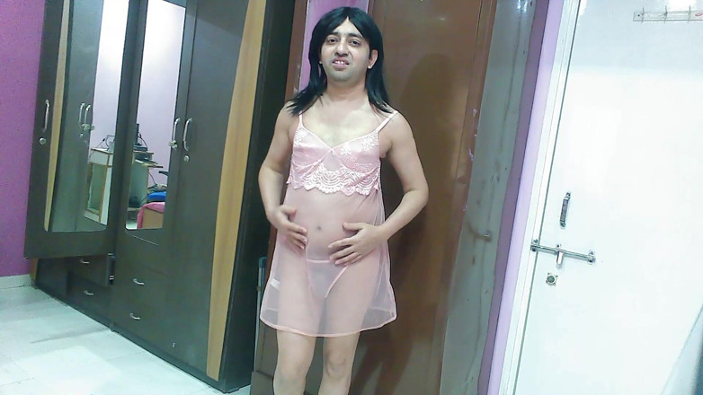 Cute & Nude Crossdresser: สาวน้อยเซ็กซี่ข้ามเพศฟemboy Sweet Lollipop ในชุดชั้นในสีชมพูอ่อนกับสายรัดเป้า