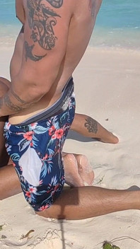 Non Mi Interessa Che Siamo Sulla Spiaggia, Ti Scoperò Ancora Nel Culo Scopando La Figliastra