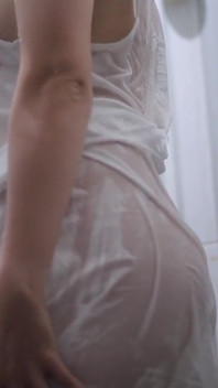 Bella Ragazza Indonesiana, Sedere Paffuto in Bagno Mentre Fa La Doccia Di Nuovo, Indossa Un Vestito Di Raso