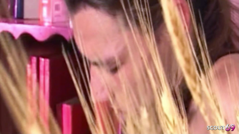 Shemale TS Collection: Transgendern Ester går till sitt grannhus och får analsex