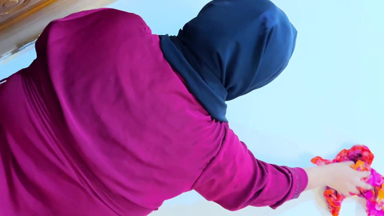 Aria Mia: 상사의 침대 밑에 갇힌 아랍 거유와 거대한 젖탱이 하녀