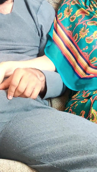 Desi stiefmutter hardcore gefickt von geilem stiefsohn für harten fick auf dem Sofa mit Hindi Dirty Audio
