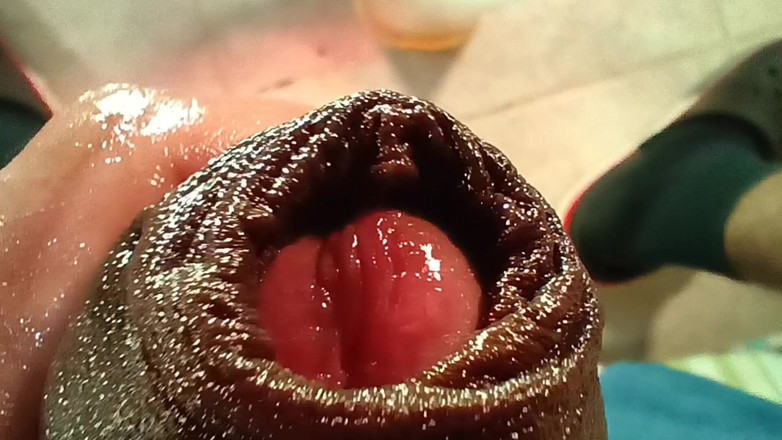 Tommhot: Un Colombien sexy urine et joue avec son prépuce