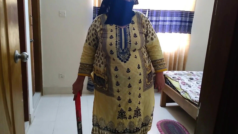 Aria Mia: 사무실 보스는 그녀가 깨끗한 사무실 방 때 아라비아 무슬림 하녀를 섹스!