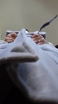Rozkročená Fuzzy Robe Tease