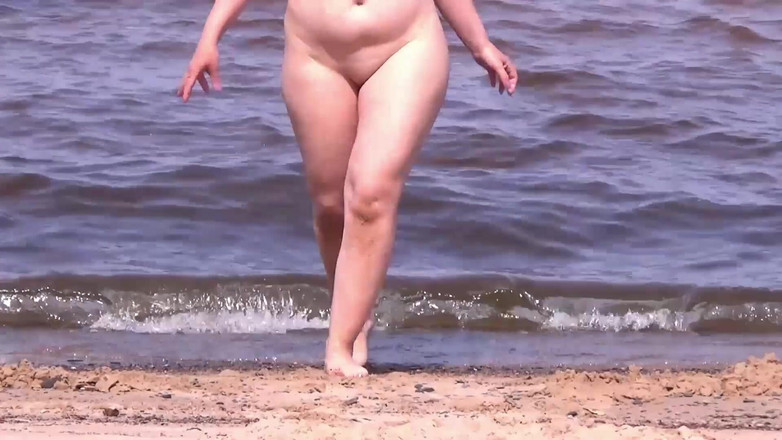 StrongSrg: Lustige stiefmutter hat spaß am strand mit jungen typen