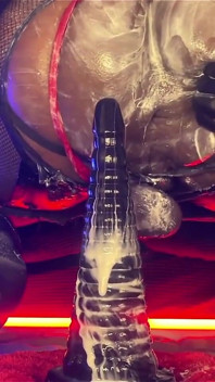 Femboy Botten Dipsodeep krämer Butthole med stor dildo - Anal träning
