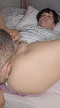 Macecha s velkou chlupatou kundičkou. Šuká s otevřenýma nohama a creampie